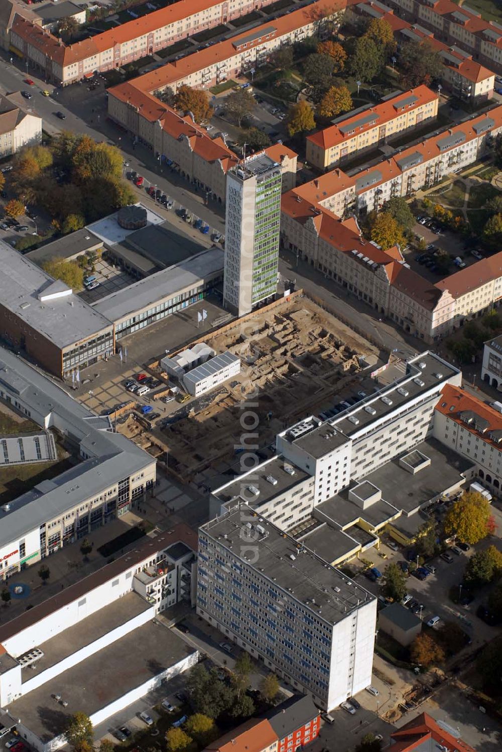 Neubrandenburg from the bird's eye view: Blick auf Grabungsarbeiten vom Landesamt für Kultur und Denkmalpflege MV in Vorbereitung auf den Bau einer Tiefgarage vor dem ECE Marktplatz-Center Treptower Straße Ecke Stargarder Straße.