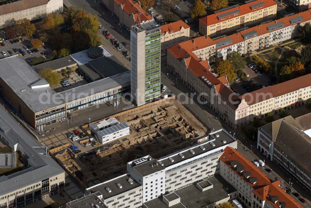 Aerial image Neubrandenburg - Blick auf Grabungsarbeiten vom Landesamt für Kultur und Denkmalpflege MV in Vorbereitung auf den Bau einer Tiefgarage vor dem ECE Marktplatz-Center Treptower Straße Ecke Stargarder Straße.