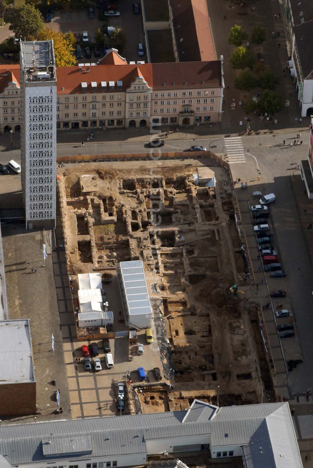 Aerial photograph Neubrandenburg - Blick auf Grabungsarbeiten vom Landesamt für Kultur und Denkmalpflege MV in Vorbereitung auf den Bau einer Tiefgarage vor dem ECE Marktplatz-Center Treptower Straße Ecke Stargarder Straße.