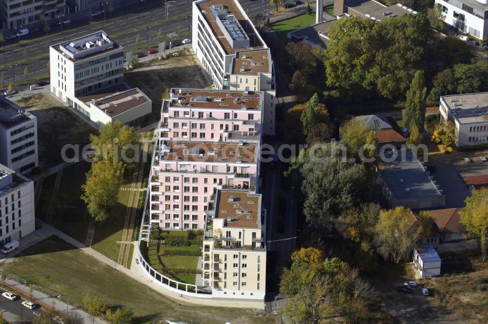 Aerial photograph Berlin - Blick auf das Tiergarten-Dreieck zu sehen sind die Köbisstraße, die Klingelhöferstraße und die Von-der-Heydt-Straße in Berlin Tiergarten. Das Tiergarten-Dreieck (teilweise auch Klingelhöfer-Dreieck genannt) ist ein Gebäudeensemble im Berliner Ortsteil Tiergarten. Es wird begrenzt von der namensgebenden Klingelhöfer Straße, der Stüler Straße und einem Teil der Corneliusstraße mit dem Ufer des Landwehrkanals. Die Straße ist nach dem deutschen SPD-Politiker Gustav Klingelhöfer benannt, der nach 1945 in der Stadt lebte und arbeitete. Eigentümer und Entwickler des Tiergarten-Dreiecks ist die Grothe Gruppe. Kontakt: Groth Development GmbH & Co. KG, Kurfürstendamm 50, 10707 Berlin, Tel. +49(0)3088 094 0, Fax +49(0)3088 122 05, Email: info@grothgruppe.de