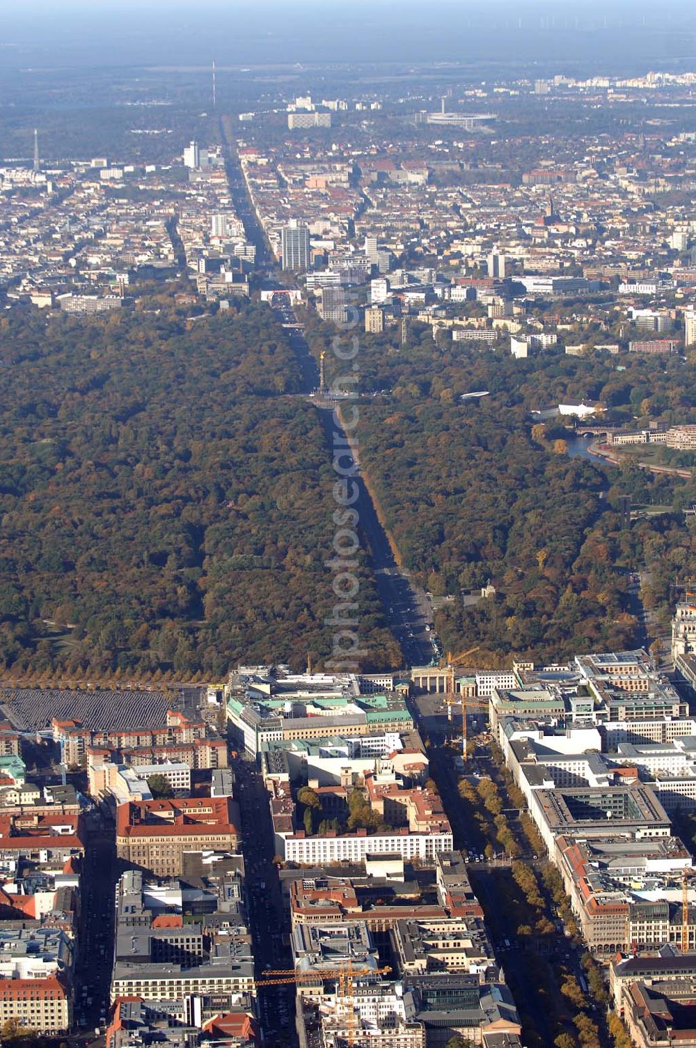 Berlin from the bird's eye view: Blick auf den Tiergarten mit dem Holocaust-Mahnmal, Straße des 17. Juni und dem Brandenburger Tor