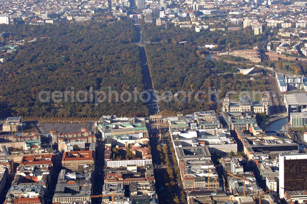 Aerial image Berlin - Blick auf den Tiergarten mit dem Holocaust-Mahnmal, Straße des 17. Juni, Brandenburger Tor und dem Reichstag.