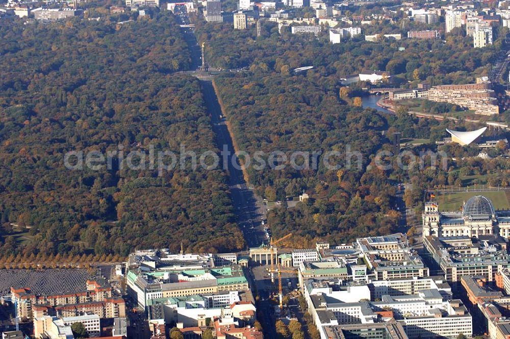 Aerial photograph Berlin - Blick auf den Tiergarten mit dem Holocaust-Mahnmal, Straße des 17. Juni, Brandenburger Tor und dem Reichstag.