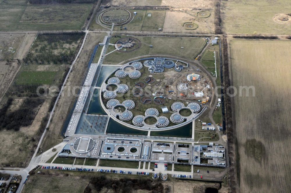 Aerial photograph Berlin-Falkenberg - Blick auf das futuristisch wirkende Tierheim Berlin, es wird vom Tierschutzverein für Berlin und Umgebung Corp. e.V. betrieben. Mit einer Fläche von 16 Hektar zählt es zu den größten Tierheimen Europas. Die Anlage befindet sich am Hausvaterweg im Berliner Bezirk Lichtenberg, Ortsteil Falkenberg. Entworfen wurde das futuristisch anmutende Tierheim von dem Berliner Architekten Dietrich Bangert. View of the newly built Berlin animal shelter. With an area of 16 hectares it is one of the largest animal shelters in Europe.