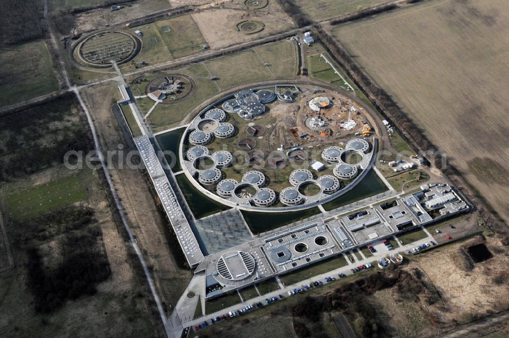 Aerial image Berlin-Falkenberg - Blick auf das futuristisch wirkende Tierheim Berlin, es wird vom Tierschutzverein für Berlin und Umgebung Corp. e.V. betrieben. Mit einer Fläche von 16 Hektar zählt es zu den größten Tierheimen Europas. Die Anlage befindet sich am Hausvaterweg im Berliner Bezirk Lichtenberg, Ortsteil Falkenberg. Entworfen wurde das futuristisch anmutende Tierheim von dem Berliner Architekten Dietrich Bangert. View of the newly built Berlin animal shelter. With an area of 16 hectares it is one of the largest animal shelters in Europe.