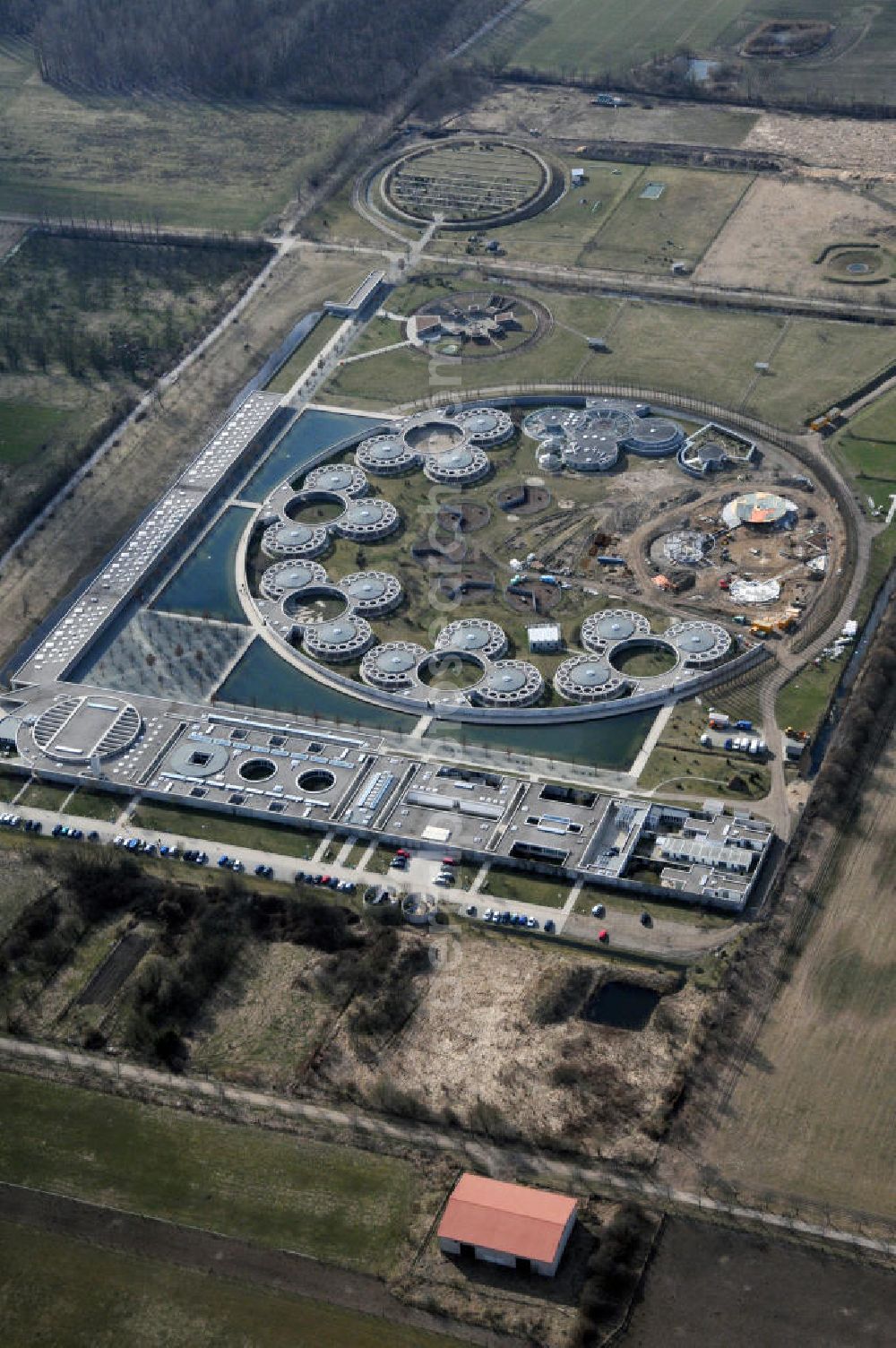 Berlin-Falkenberg from above - Blick auf das futuristisch wirkende Tierheim Berlin, es wird vom Tierschutzverein für Berlin und Umgebung Corp. e.V. betrieben. Mit einer Fläche von 16 Hektar zählt es zu den größten Tierheimen Europas. Die Anlage befindet sich am Hausvaterweg im Berliner Bezirk Lichtenberg, Ortsteil Falkenberg. Entworfen wurde das futuristisch anmutende Tierheim von dem Berliner Architekten Dietrich Bangert. View of the newly built Berlin animal shelter. With an area of 16 hectares it is one of the largest animal shelters in Europe.