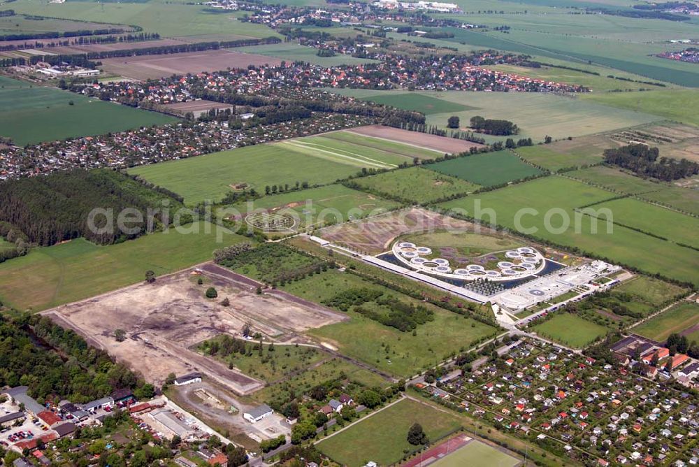 Berlin-Hohenschönhausen from the bird's eye view: Tierheim Hohenschönhausen; Tierschutzverein für Berlin und Umgebung; Tierheim Berlin; Hausvaterweg 39; 13057 Berlin; Tel. 030 / 76 888-0 (Telefonzentrale); email: info@tierschutz-berlin.de; Ebenfalls zu sehen ist die Kleingartenanlage 750 Jahre Berlin;