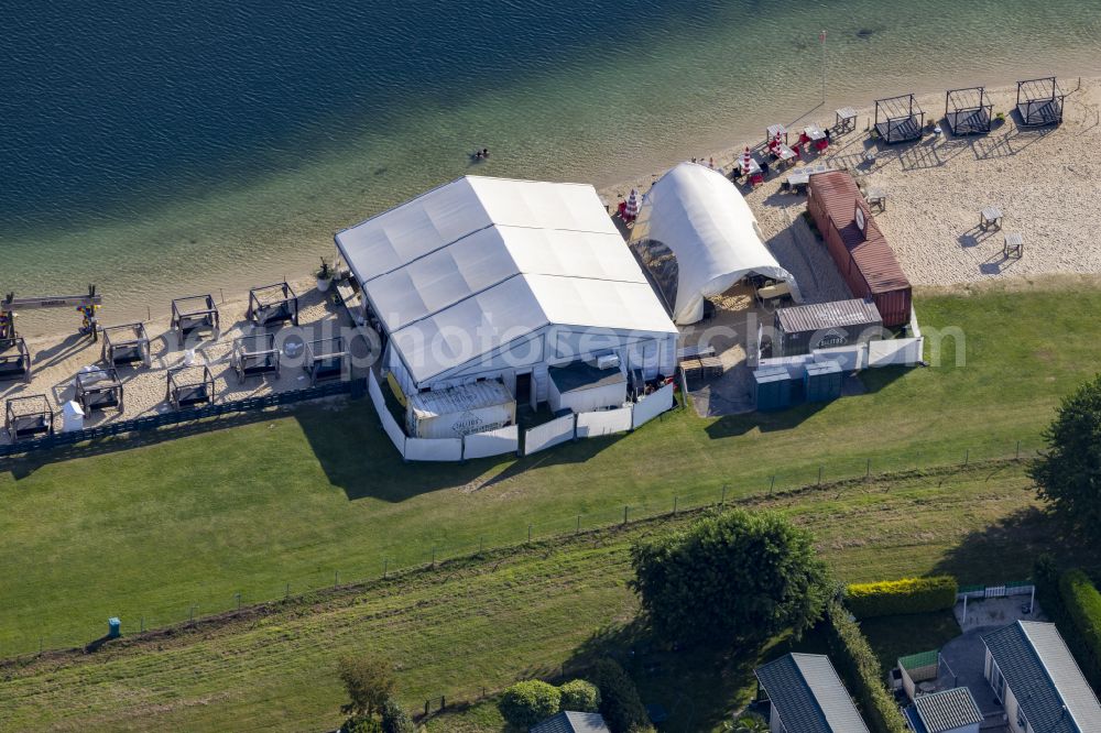 Aerial photograph Wachtendonk - Tables and benches of the open-air restaurant Barbeja at the Wankumer Heidesee on Juelicher Strasse in the district of Wankum in Wachtendonk in the federal state of North Rhine-Westphalia, Germany