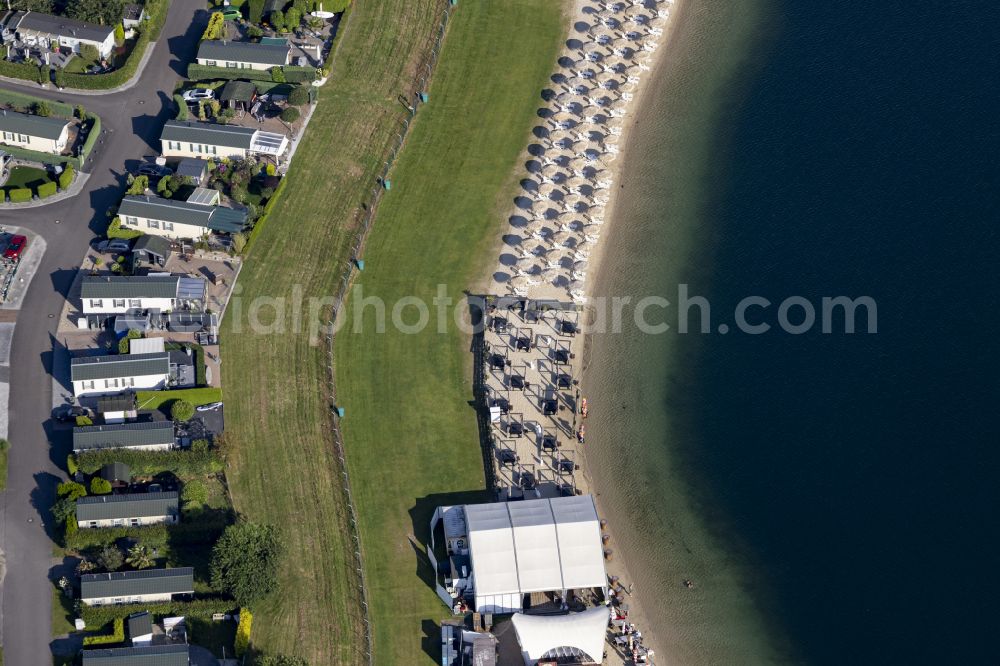 Wachtendonk from the bird's eye view: Tables and benches of the open-air restaurant Barbeja at the Wankumer Heidesee on Juelicher Strasse in the district of Wankum in Wachtendonk in the federal state of North Rhine-Westphalia, Germany