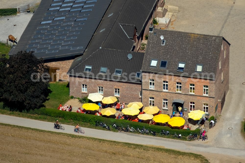 Duisburg from the bird's eye view: Tables and benches of open-air restaurants Bauerncafe Ellerhof in Duisburg in the state North Rhine-Westphalia