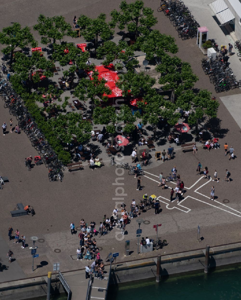 Friedrichshafen from the bird's eye view: Tables and benches of open-air restaurant Biergarten Platanengarten in Friedrichshafen at Bodensee in the state Baden-Wuerttemberg, Germany