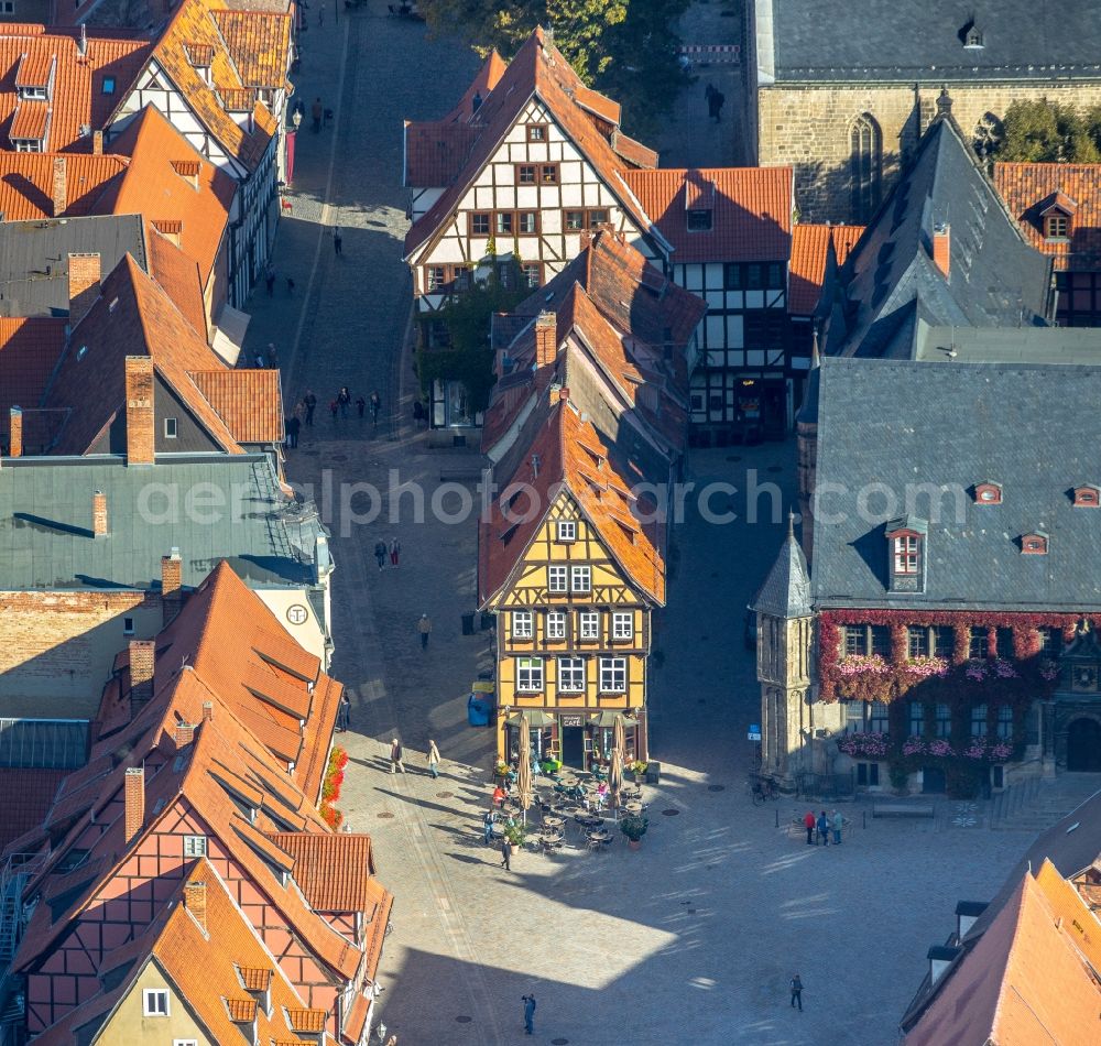 Aerial photograph Quedlinburg - Tables and benches of open-air restaurant Boulevard-Cafe on Marktplatz Quedlinburg in Quedlinburg in the state Saxony-Anhalt, Germany