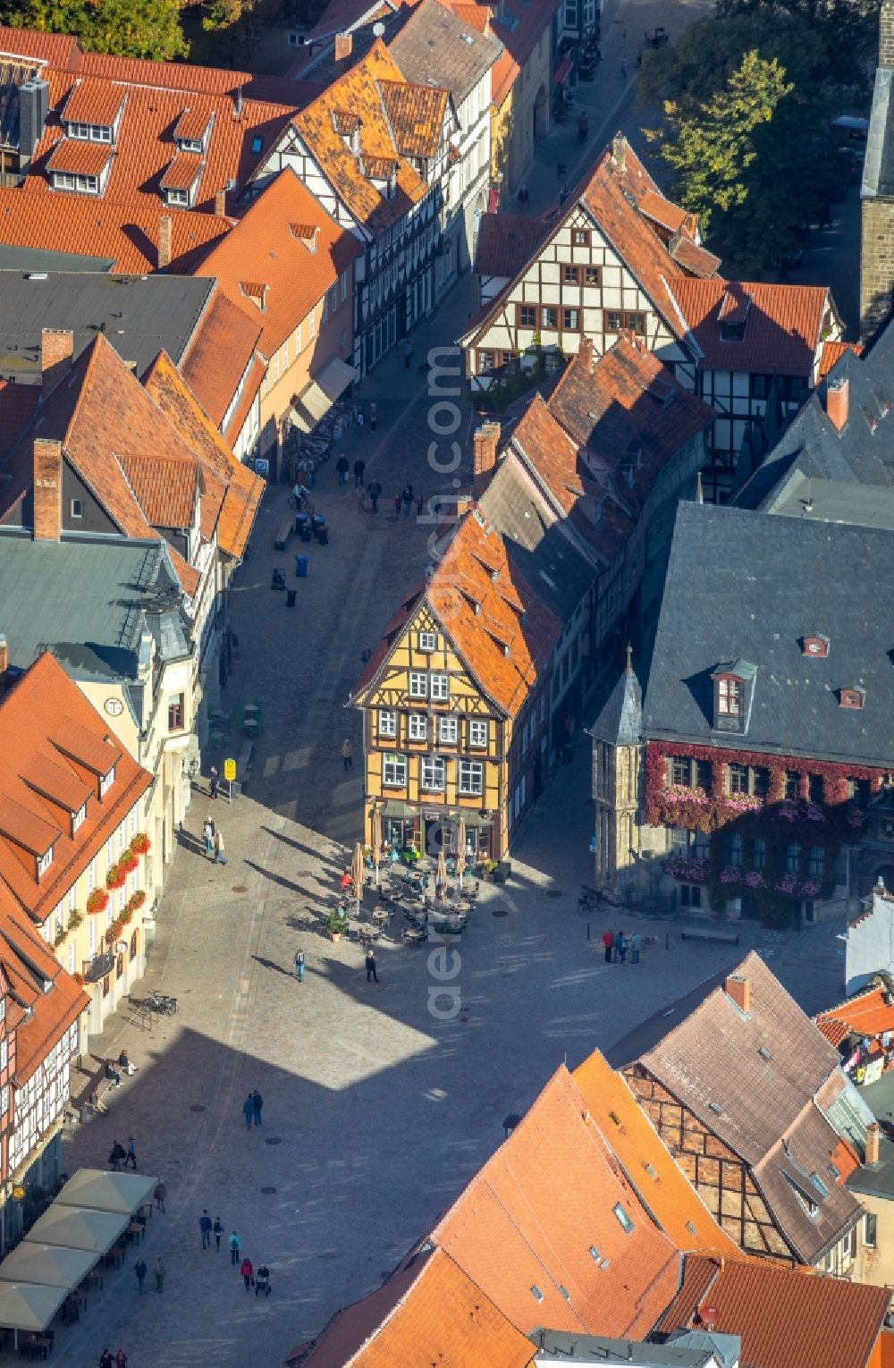 Quedlinburg from above - Tables and benches of open-air restaurant Boulevard-Cafe on Marktplatz Quedlinburg in Quedlinburg in the state Saxony-Anhalt, Germany