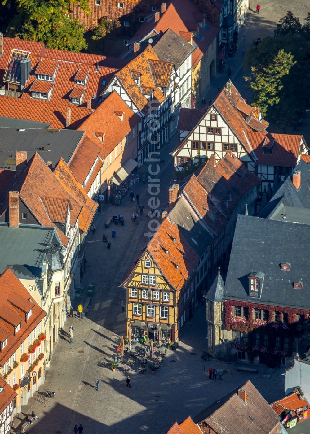 Quedlinburg from the bird's eye view: Tables and benches of open-air restaurant Boulevard-Cafe on Marktplatz Quedlinburg in Quedlinburg in the state Saxony-Anhalt, Germany