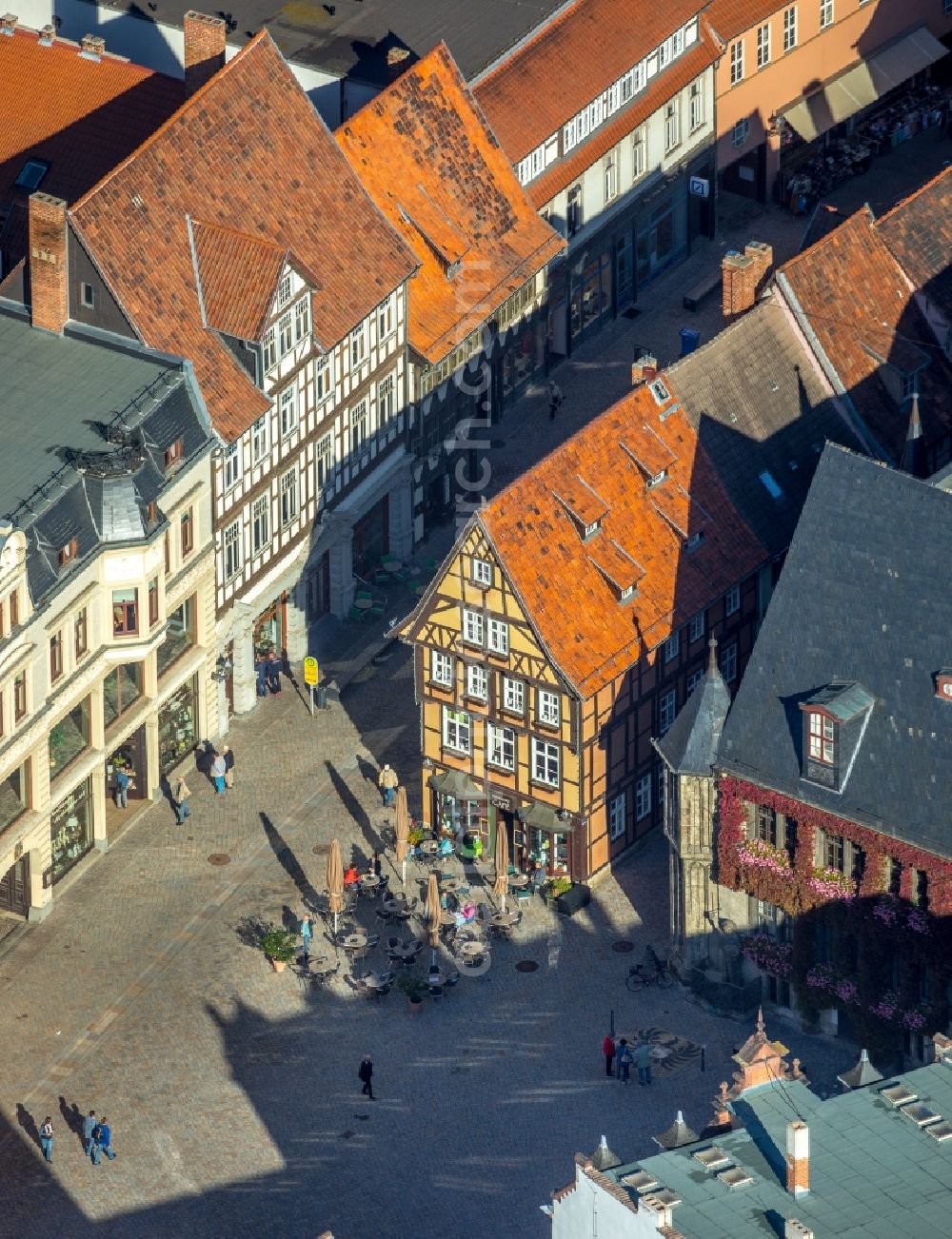 Aerial photograph Quedlinburg - Tables and benches of open-air restaurant Boulevard-Cafe on Marktplatz Quedlinburg in Quedlinburg in the state Saxony-Anhalt, Germany