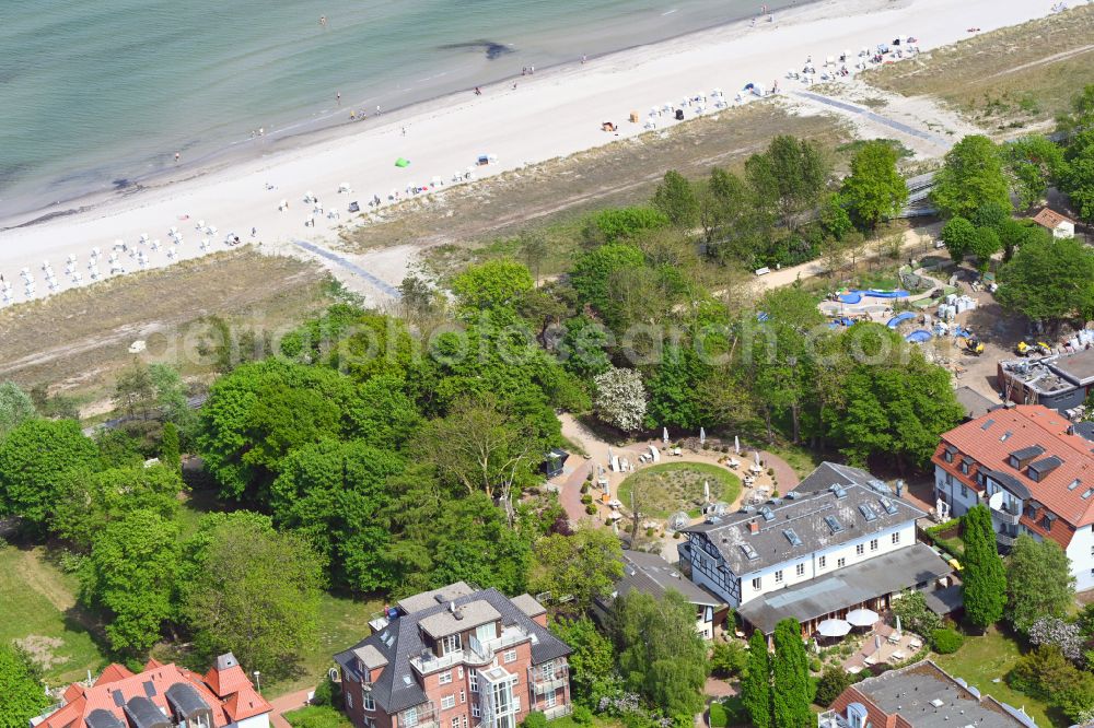 Ostseebad Boltenhagen from the bird's eye view: Tables and benches of open-air restaurant Cafegarten of Villa Seebach in Ostseebad Boltenhagen in the state Mecklenburg - Western Pomerania, Germany