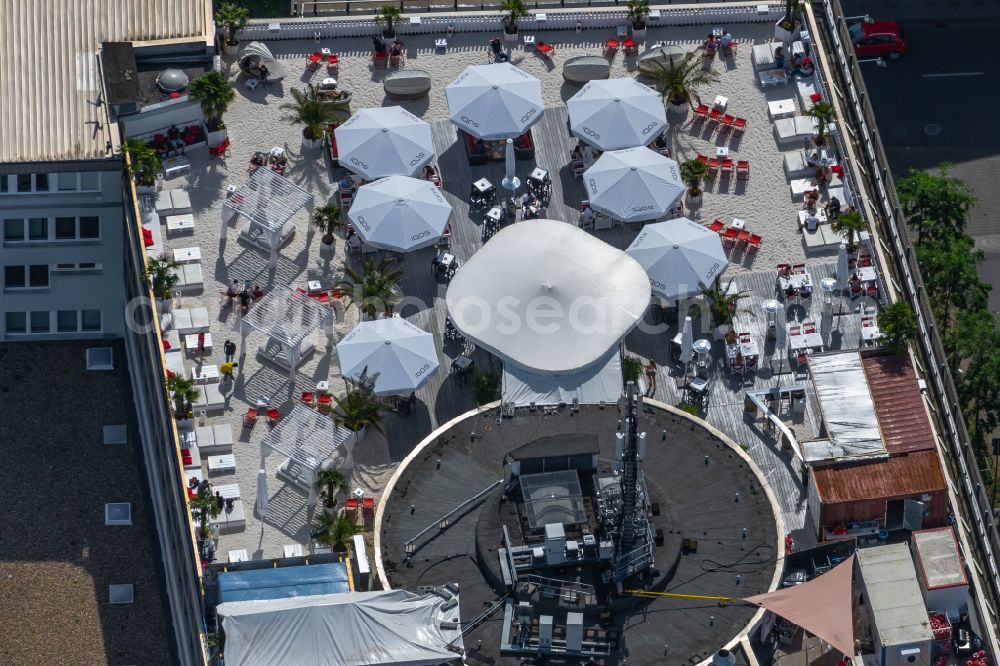 Aerial image Hannover - Tables and benches of open-air restaurant on Contiparkhaus Markthalle on street Roeselerstrasse in Hannover in the state Lower Saxony, Germany