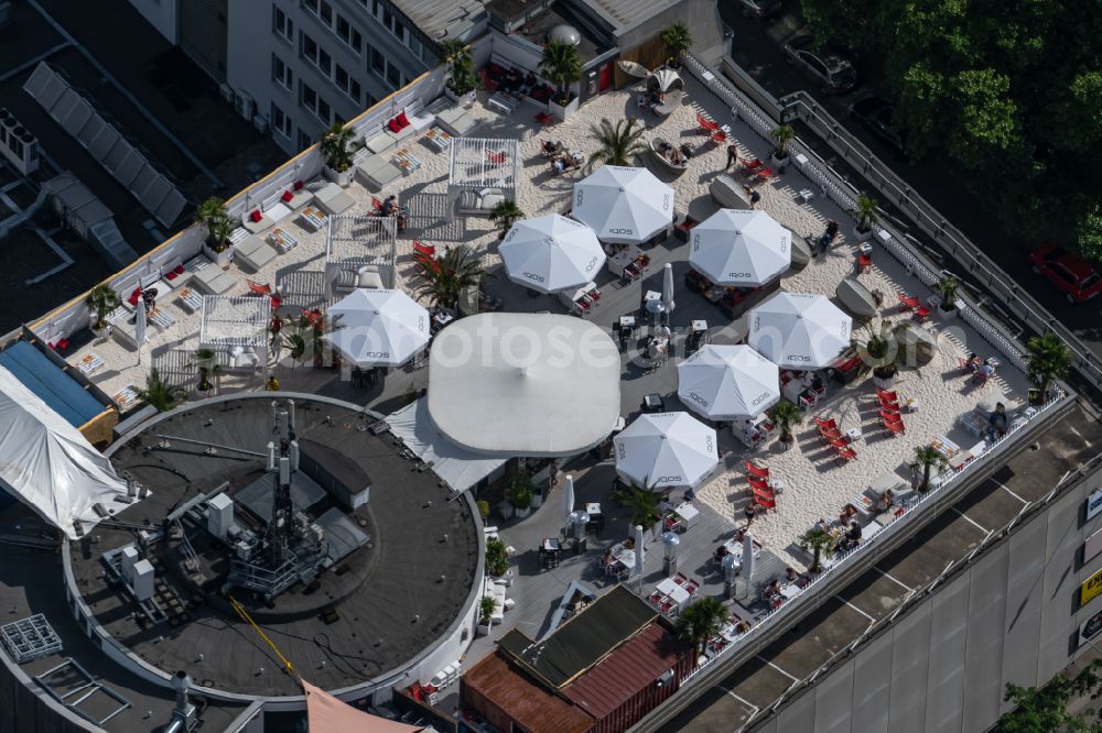 Aerial photograph Hannover - Tables and benches of open-air restaurant on Contiparkhaus Markthalle on street Roeselerstrasse in Hannover in the state Lower Saxony, Germany