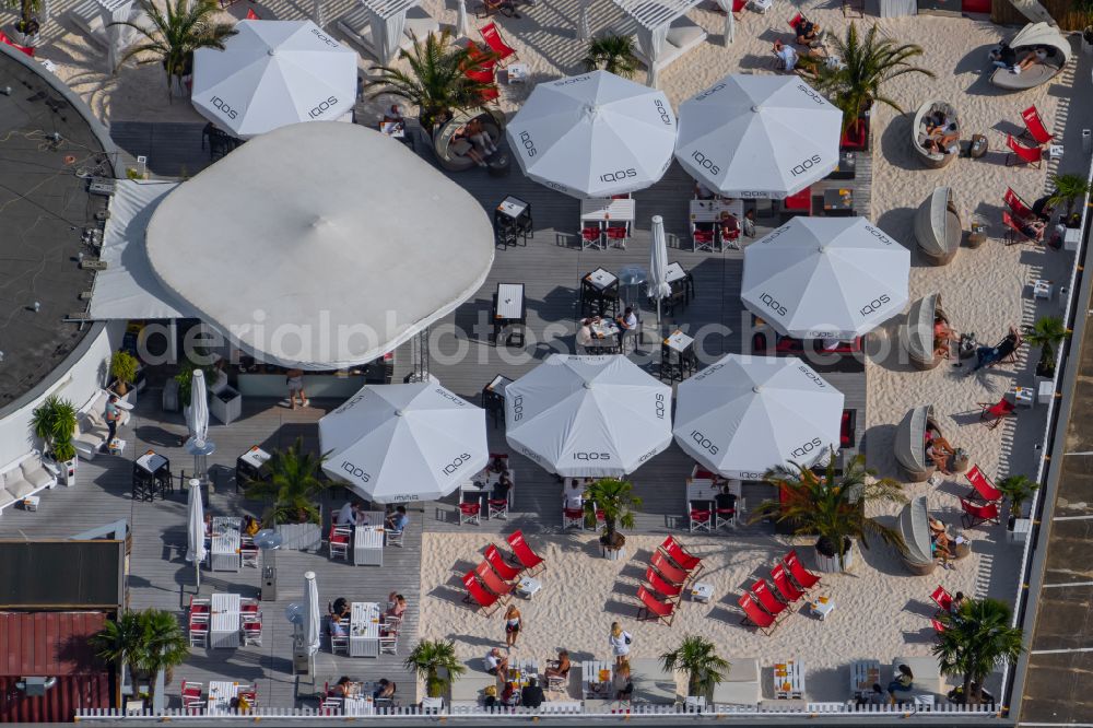 Hannover from above - Tables and benches of open-air restaurant on Contiparkhaus Markthalle on street Roeselerstrasse in Hannover in the state Lower Saxony, Germany