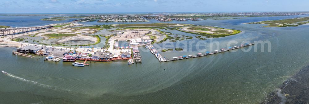 Corpus Christi from the bird's eye view: Tables and benches of open-air restaurant Doc's Seafood and Steaks, Snoopy's Pier and The Pearl on street South Padre Island Drive in Corpus Christi in Texas, United States of America