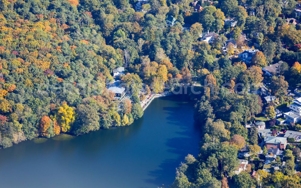 Aerial image Berlin - Tables and benches of open-air restaurant Fischerhuette on Schlachtensee in Berlin, Germany