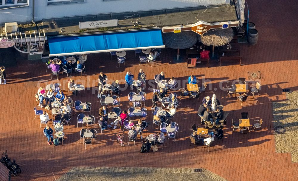 Aerial photograph Hamm - Tables and benches of open-air restaurant on place Marktplatz in the district Heessen in Hamm at Ruhrgebiet in the state North Rhine-Westphalia, Germany