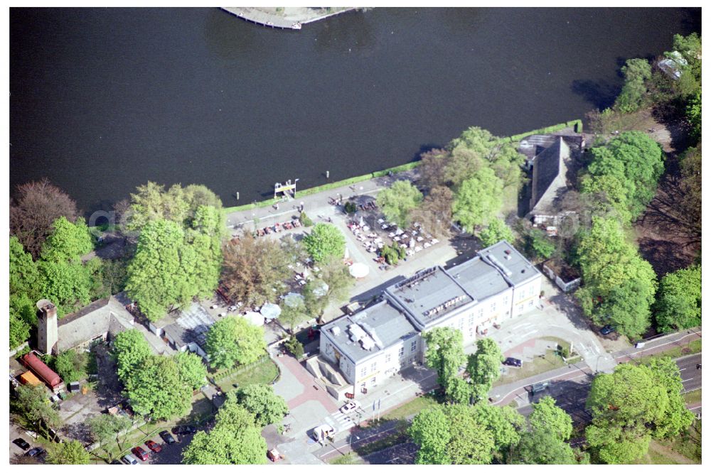 Berlin from the bird's eye view: Tables and benches of open-air restaurant Haus Zenner on street Alt-Treptow in the district Treptow in Berlin, Germany