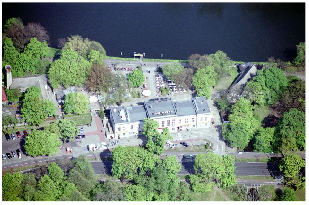 Aerial image Berlin - Tables and benches of open-air restaurant Haus Zenner on street Alt-Treptow in the district Treptow in Berlin, Germany