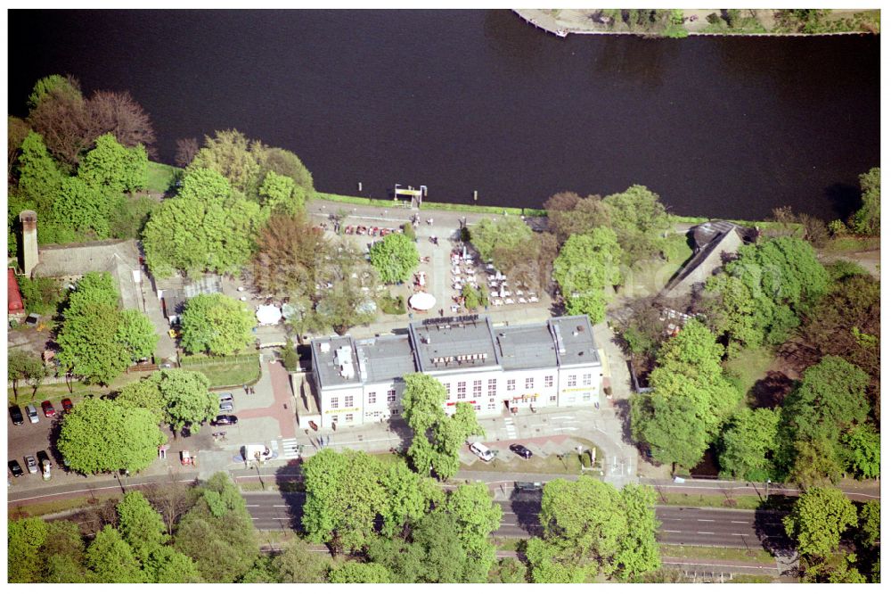 Aerial photograph Berlin - Tables and benches of open-air restaurant Haus Zenner on street Alt-Treptow in the district Treptow in Berlin, Germany