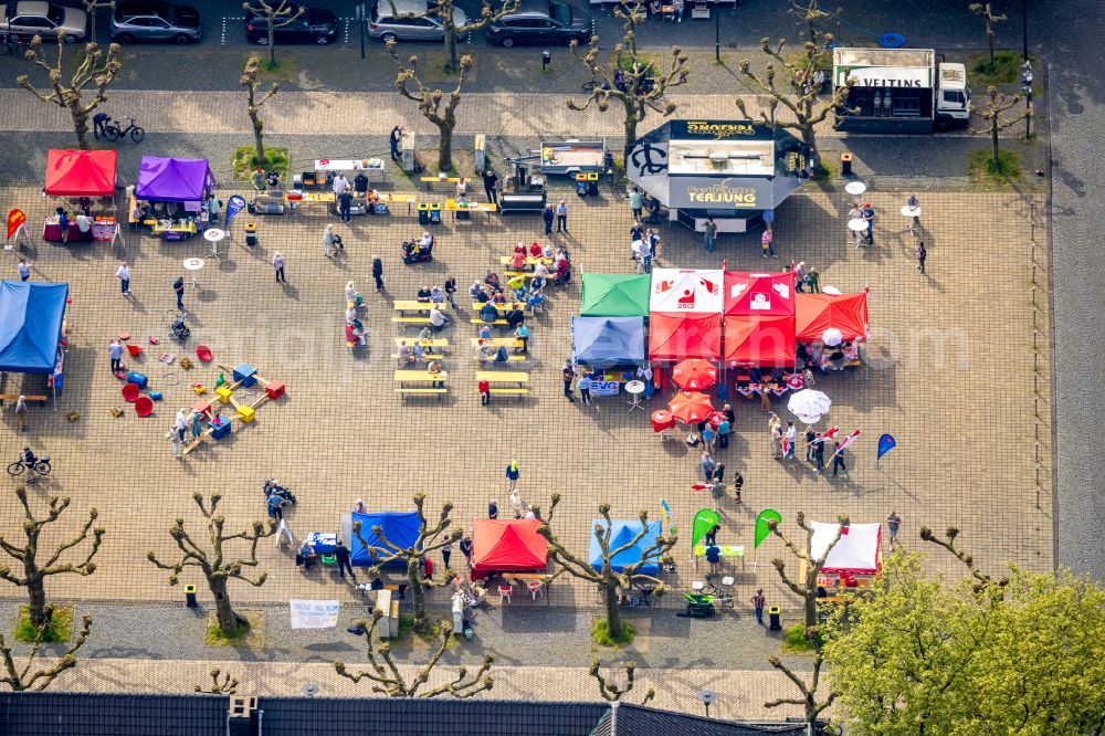 Herne from above - Tables and benches of open-air restaurant on place Friedrich-Ebert-Platz in Herne at Ruhrgebiet in the state North Rhine-Westphalia, Germany