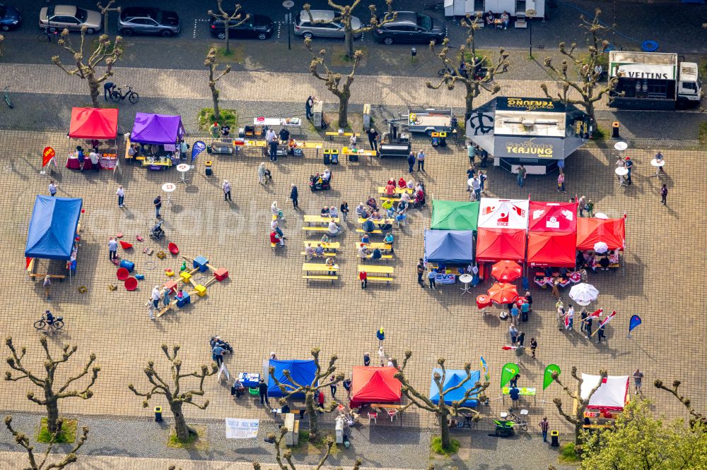 Herne from the bird's eye view: Tables and benches of open-air restaurant on place Friedrich-Ebert-Platz in Herne at Ruhrgebiet in the state North Rhine-Westphalia, Germany