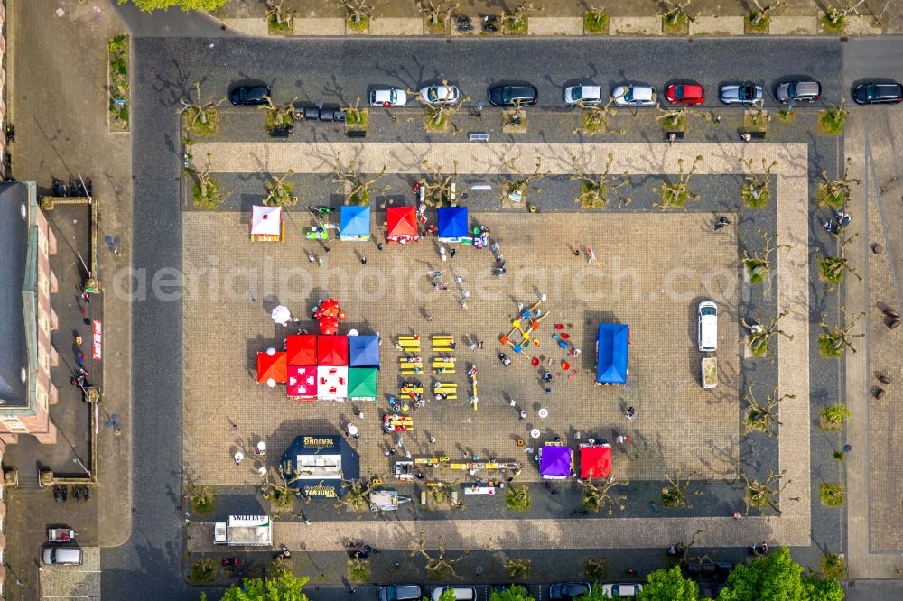 Aerial photograph Herne - Tables and benches of open-air restaurant on place Friedrich-Ebert-Platz in Herne at Ruhrgebiet in the state North Rhine-Westphalia, Germany