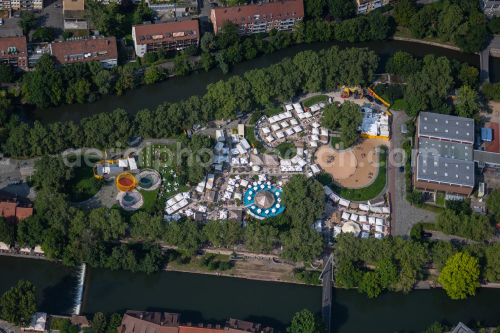 Aerial photograph Nürnberg - Tables and benches of the open-air restaurant of the Lieblingsstrand - beach bar on the street Hintere Insel Schuett in Nuremberg in the state of Bavaria, Germany