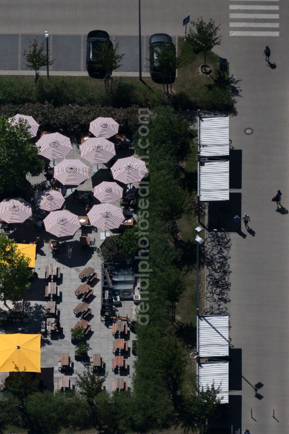 Braunschweig from the bird's eye view: Tables and benches of open-air restaurant L'Osteria Braunschweig on street Brawo Allee in the district Viewegs Garten-Bebelhof in Brunswick in the state Lower Saxony, Germany