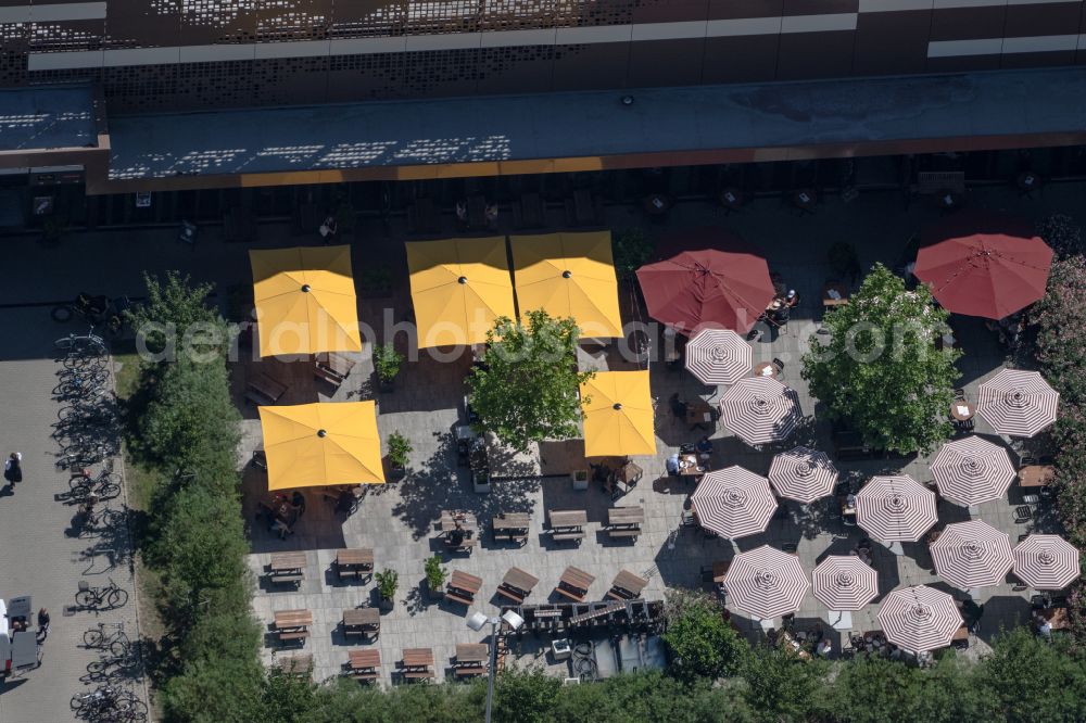 Aerial image Braunschweig - Tables and benches of open-air restaurant L'Osteria Braunschweig on street Brawo Allee in the district Viewegs Garten-Bebelhof in Brunswick in the state Lower Saxony, Germany