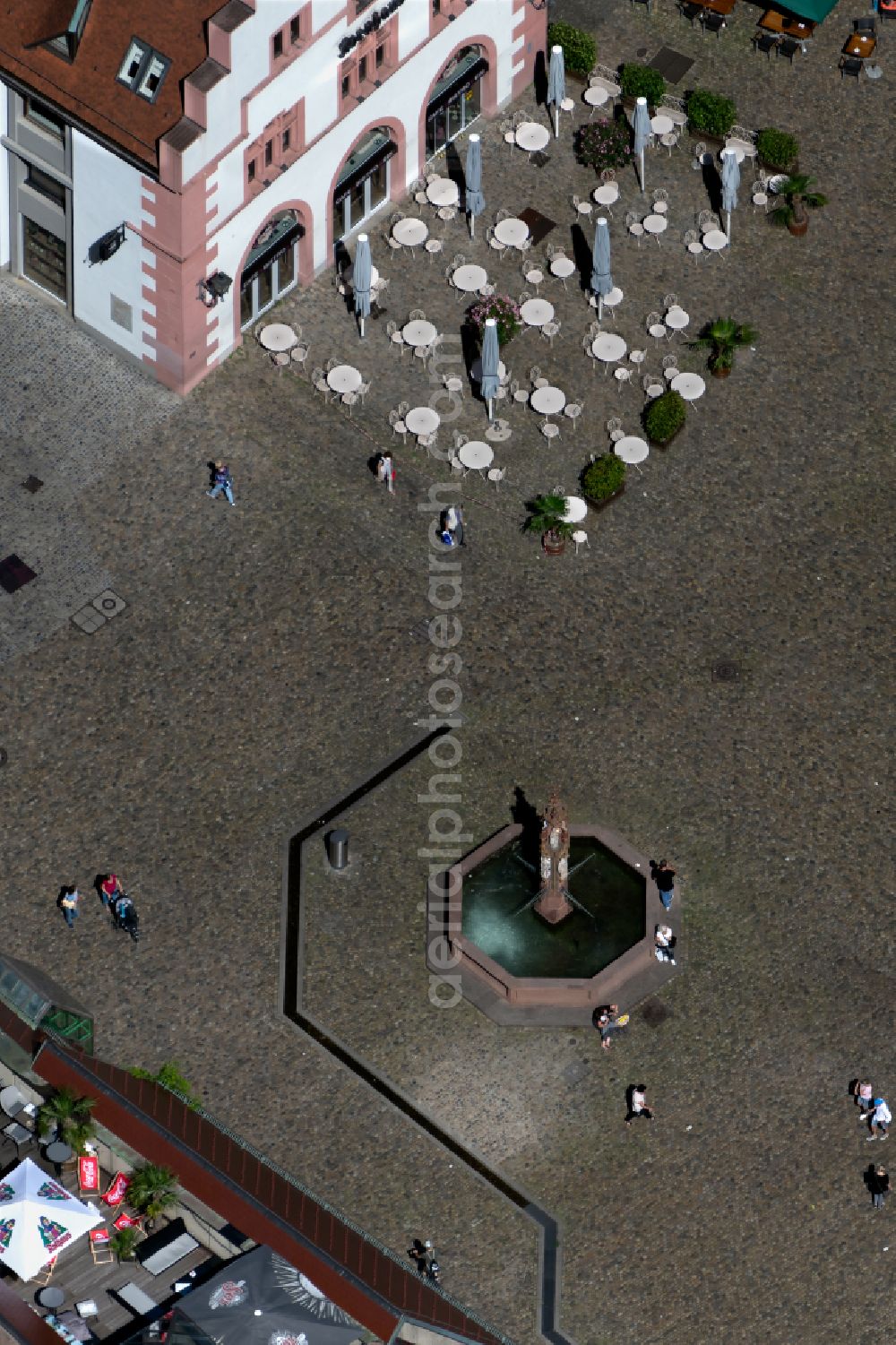 Aerial image Freiburg im Breisgau - Tables and benches of open-air restaurant SamS Cafe in Kornhaus on place Muensterplatz in Freiburg im Breisgau in the state Baden-Wuerttemberg, Germany