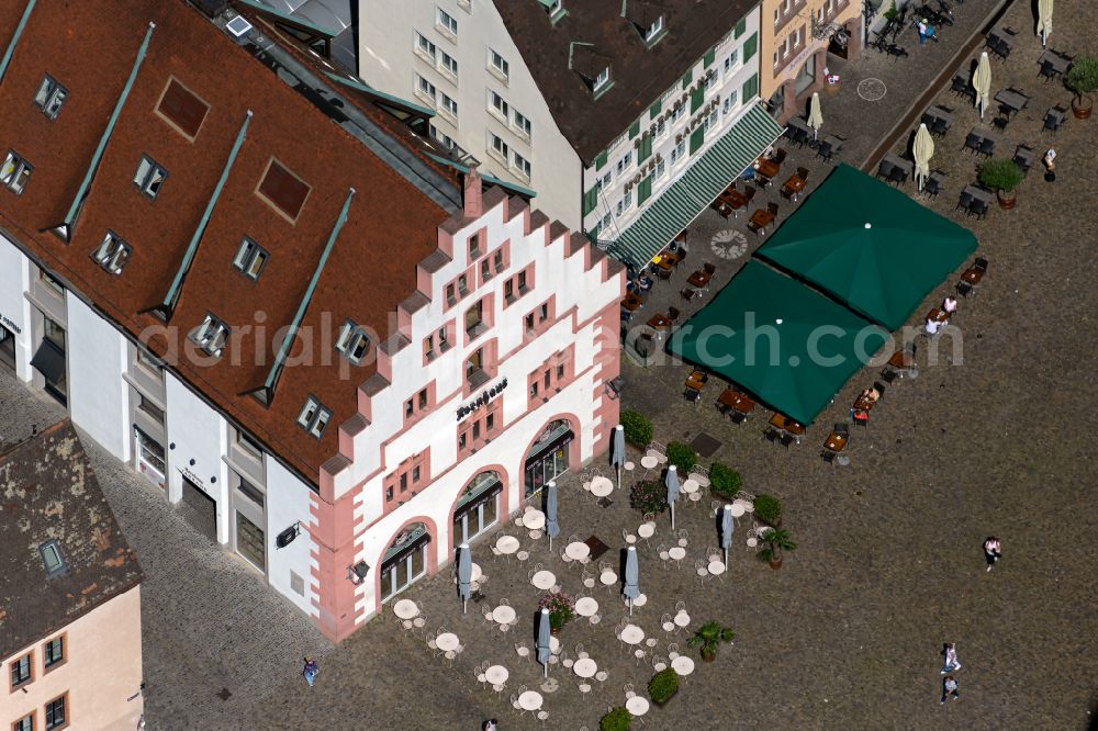 Aerial photograph Freiburg im Breisgau - Tables and benches of open-air restaurant SamS Cafe in Kornhaus on place Muensterplatz in Freiburg im Breisgau in the state Baden-Wuerttemberg, Germany