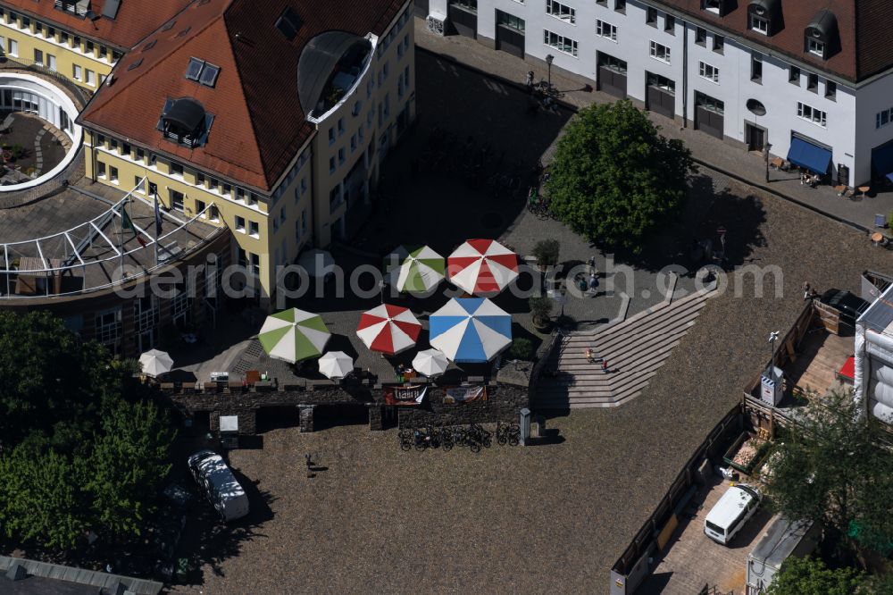 Aerial photograph Freiburg im Breisgau - Tables and benches of open-air restaurant tialini on place Augustinerplatz in the district Altstadt in Freiburg im Breisgau in the state Baden-Wuerttemberg, Germany