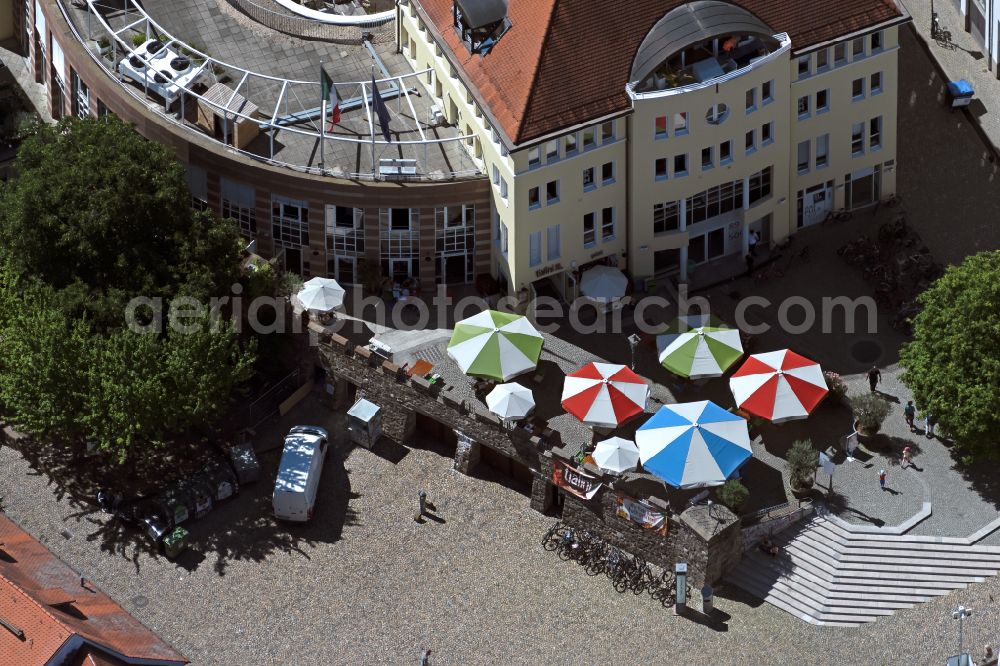 Freiburg im Breisgau from the bird's eye view: Tables and benches of open-air restaurant tialini on place Augustinerplatz in the district Altstadt in Freiburg im Breisgau in the state Baden-Wuerttemberg, Germany