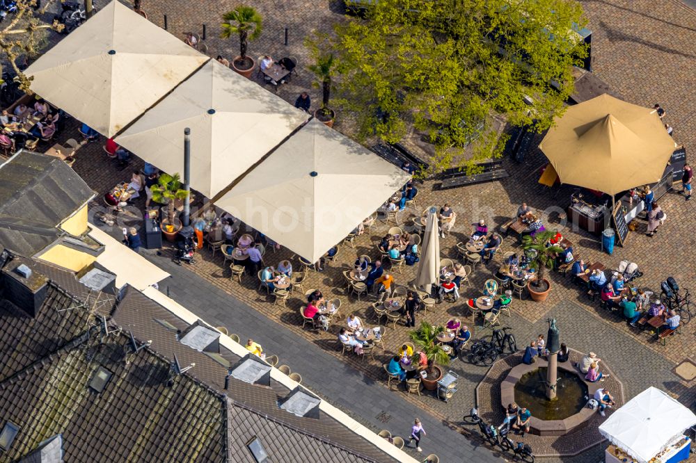 Xanten from above - Tables and benches of open-air restaurant on street Markt in Xanten in the state North Rhine-Westphalia, Germany