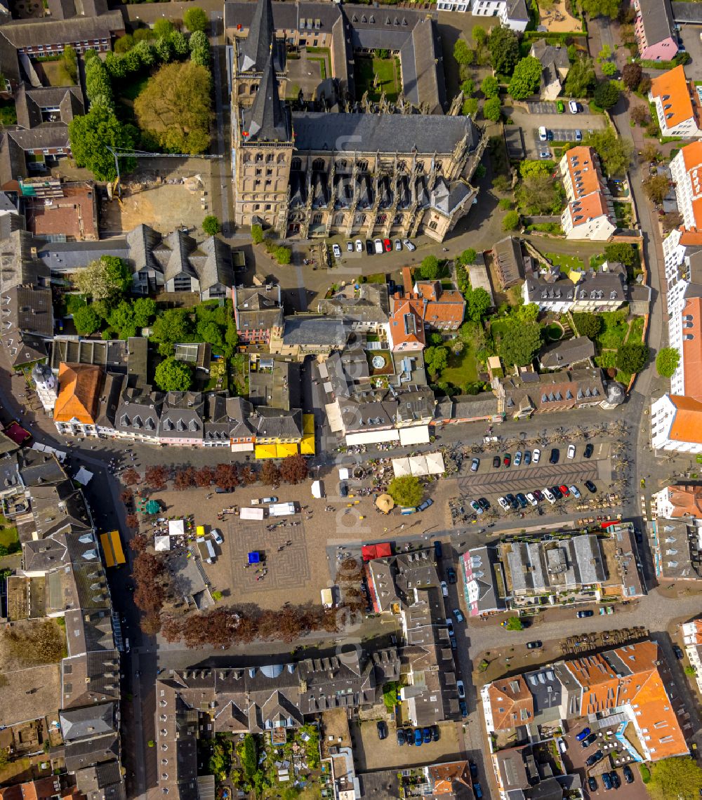 Xanten from the bird's eye view: Tables and benches of open-air restaurant on street Markt in Xanten in the state North Rhine-Westphalia, Germany