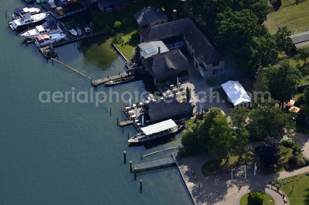 Altenhof, Schorfheide from the bird's eye view: Tables and benches of open-air restaurants Old fishing on the shores of the Werbellinsee in Altenhof, Schorfheide in the state Brandenburg