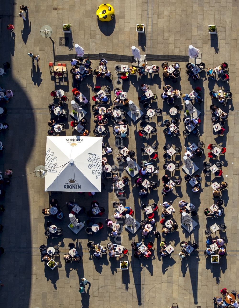 Dortmund from the bird's eye view: Tables and benches of open-air restaurants am Alten Markt in Dortmund in the state North Rhine-Westphalia