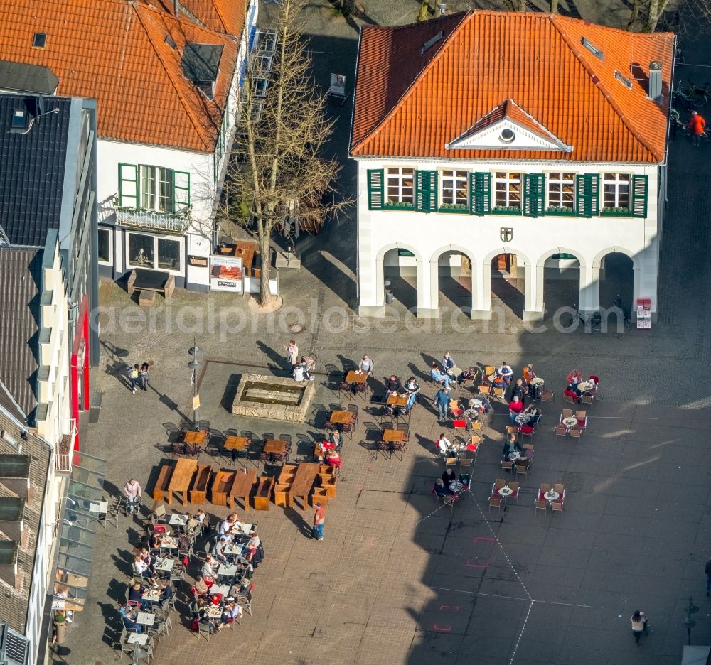 Dorsten from above - Tables and benches of open-air restaurants in old town in Dorsten in the state North Rhine-Westphalia