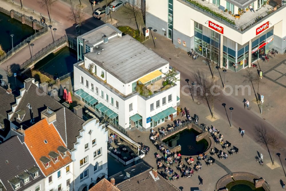 Dorsten from above - Tables and benches of open-air restaurants in old town in Dorsten in the state North Rhine-Westphalia