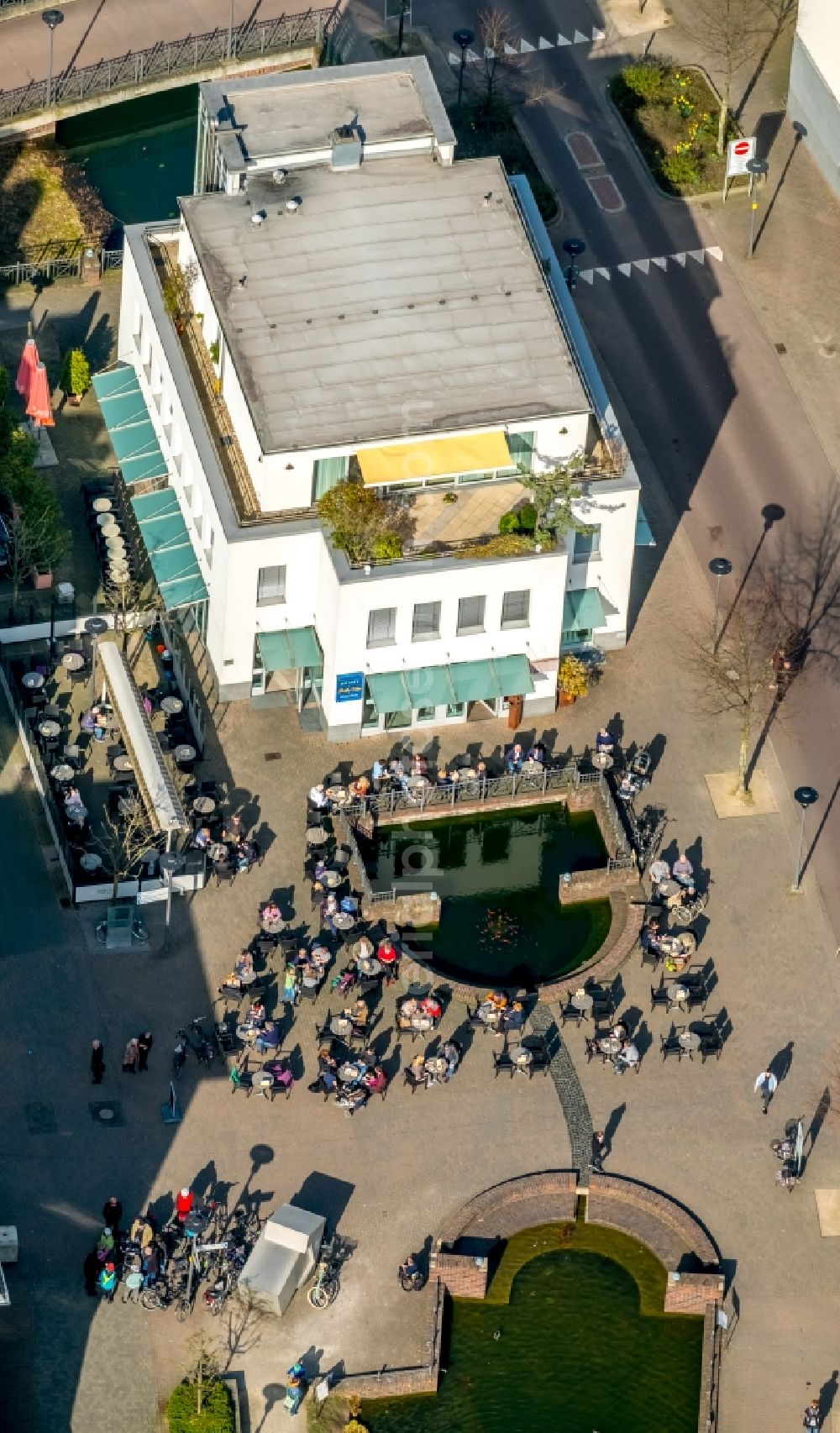 Dorsten from the bird's eye view: Tables and benches of open-air restaurants in old town in Dorsten in the state North Rhine-Westphalia