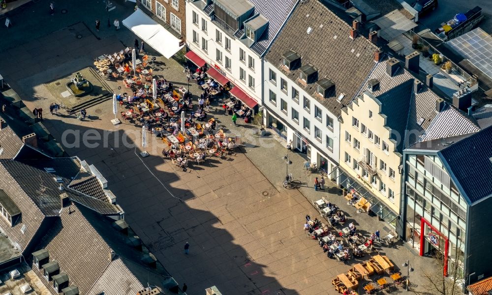 Aerial photograph Dorsten - Tables and benches of open-air restaurants in old town in Dorsten in the state North Rhine-Westphalia