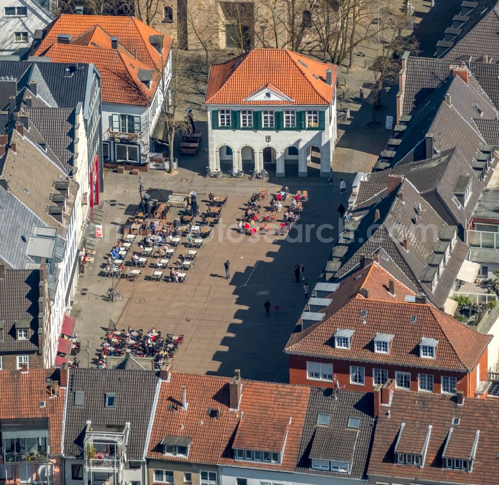 Dorsten from above - Tables and benches of open-air restaurants in old town in Dorsten in the state North Rhine-Westphalia