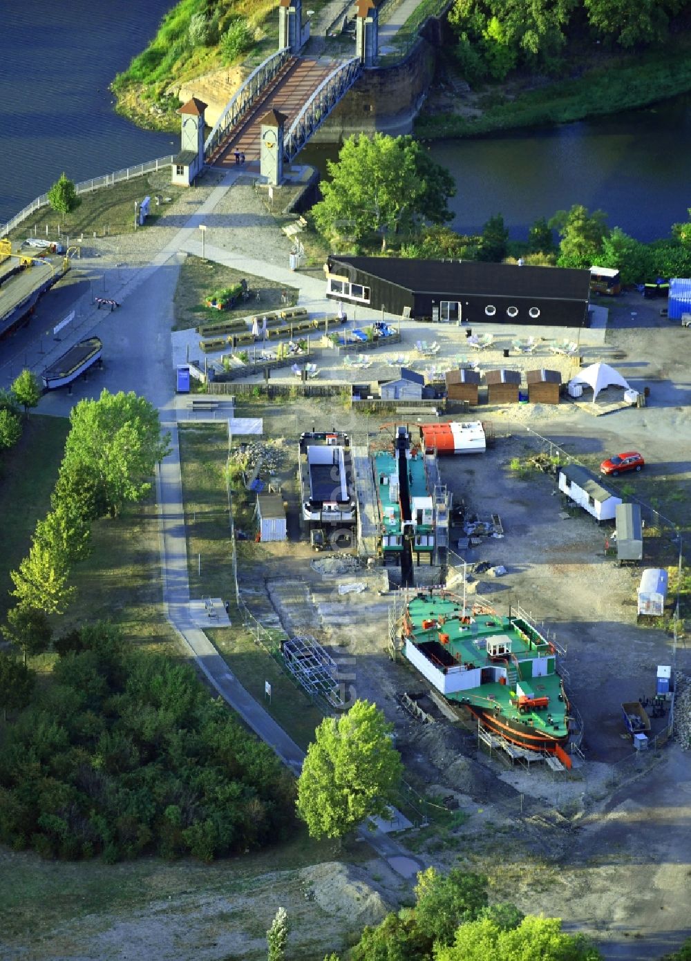 Aerial photograph Magdeburg - Tables and benches of open-air restaurants Cafe Treibgut on street Werner-Heisenberg-Strasse in the district Alte Neustadt in Magdeburg in the state Saxony-Anhalt, Germany