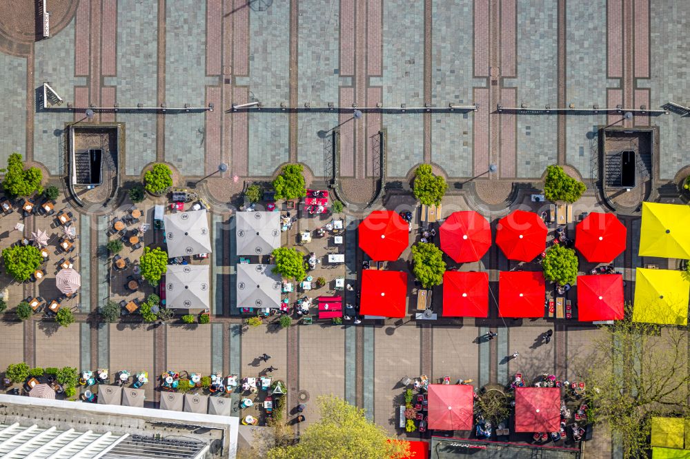 Essen from the bird's eye view: tables and benches of open-air restaurants Cafe Extrablatt on Kennedyplatz in Essen in the state North Rhine-Westphalia, Germany